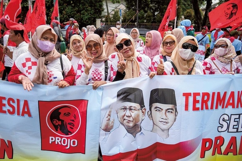 大統領選の勝利を喜ぶプラボウォの支持者（今年4月、ジャカルタ）　AP/AFLO