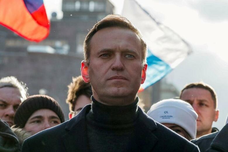 ロシアの反体制派指導者アレクセイ・ナワリヌイ氏(写真)は、独誌シュピーゲルに対し、自身に対する毒殺未遂疑惑の背後にはプーチン大統領がいるとの見方を示した。モスクワで2月撮影(2020年　ロイター/Shamil Zhumatov)