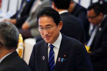 　１１月１５日、松野博一官房長官は午後の記者会見で、新型コロナウイルス陽性が判明したカンボジアのフン・セン首相と１２日に首脳会談を行った岸田文雄首相は、濃厚接触者に該当せず、岸田首相の体調や外交日程に影響が出ていないとの見解を示した。写真は１２日、プノンペンで行われたＡＳＥＡＮ＋３の会議に出席した岸田首相（２０２２年　ロイター/Cindy Liu）