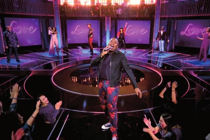 『シング・オン!』の司会はバージェス（中央）だが、審査員は人間ではない　NETFLIX