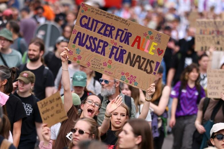 写真は極右政党「ドイツのための選択肢（ＡｆＤ）」に対する抗議デモ。7月4日、ドイツのエアフルトで撮影。 REUTERS/Christian Mang
