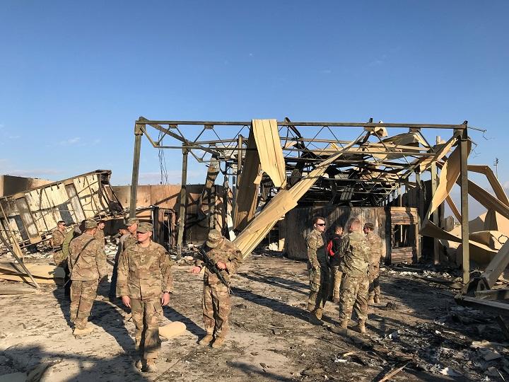 イランのミサイル攻撃で破壊されたイラクのアル・アサド基地を点検する米軍兵士（1月13日）　John Davison-REUTERS