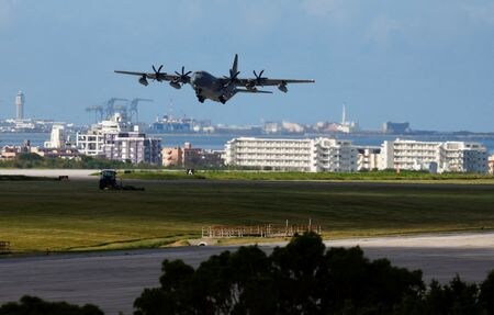 ロシアのペスコフ大統領報道官は８日、日本における米国の軍事的プレゼンスがこれまで常にロシアと日本の平和条約締結の障害となってきたと指摘した。沖縄・嘉手納基地で昨年８月撮影。（2024年　ロイター/Issei Kato/File Photo）