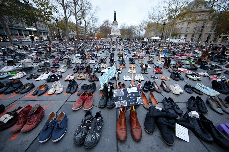 テロ直後のCOP21の際には、市民が路上デモの代わりに広場に靴を並べて地球温暖化防止策を訴えた　Eric Gaillard-REUTERS