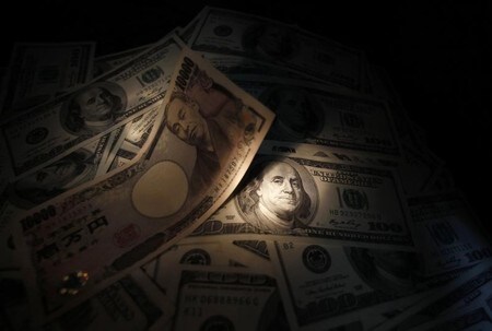 　３月８日、銀行勢の米債売りが加速している。財務省が発表した２月の対外及び対内証券売買契約等の状況（指定報告機関ベース）によると、銀行は外債（中長期債）を３兆５１５７億円売り越した。１７年４月以来の大きさだ。写真は都内で２０１０年９月撮影（２０１８年　ロイター／Yuriko Nakao）