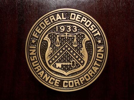 米連邦預金保険公社（ＦＤＩＣ）は２６日、米銀行の２０２１年第１・四半期利益が前四半期比２９．１％（１７３億ドル）増の７６８億ドルになったと発表した。写真はＦＤＩＣのロゴ。２０１１年２月撮影（２０２１年　ロイター/Jason Reed）