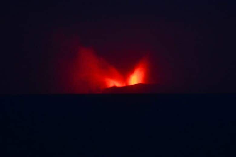 インドネシアの火山「アナク・クラカタウ山」の噴火。9月5日、バンテン州セランの村から撮影。REUTERS/Rikardo
