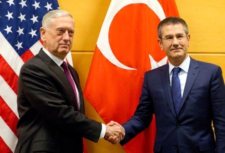 　２月１５日、マティス米国防長官は、トルコのジャニクリ国防相（写真右）と会談し、シリアで過激派組織「イスラム国」との戦いに集中するよう要請した。ブリュッセルで１４日撮影（２０１８年　ロイター／Virginia Mayo/Pool）