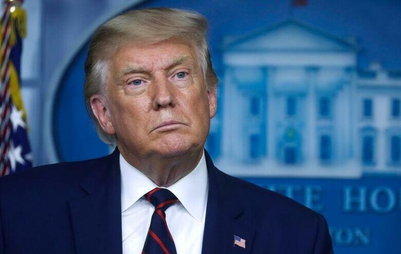 トランプ米大統領が戦死した米兵を「負け犬」呼ばわりしたとの報道を受け、民主・共和両党から批判が相次いでいる。大統領は報道を否定しているものの、11月3日の大統領選に影響が及ぶ可能性もある。写真はホワイトハウスで記者団の質問に答える同大統領。9月4日撮影。(2020年　ロイター/Leah Millis)