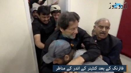 パキスタンのカーン前首相（７０）が３日、中部ワジラバードで脚に銃撃を受け負傷した。命に別条はなく、容体は安定しているという。写真は同日、銃撃を受けたカーン前首相を支える支援者のビデオから撮った静止画（２０２２年　ロイター／Urdu Media via REUTERS）