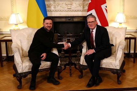 　トランプ米大統領との会談が決裂した後にロンドンに向かったウクライナのゼレンスキー大統領（写真左）は１日、英国のスターマー首相（同右）と会談した。ロンドンで代表撮影(２０２５年　ロイター)