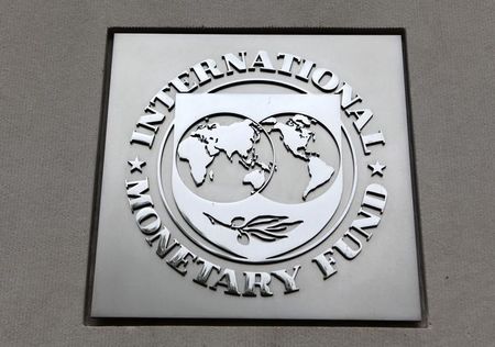 　６月２日、国際通貨基金（ＩＭＦ）のエコノミストは、高水準の債務を抱える国について、特別な措置を講じないということが解決策になり得るとの見方を示した。写真はＩＭＦのロゴ、米ワシントンの本部で２０１３年４月撮影（２０１５年　ロイター/Yuri Gripas）