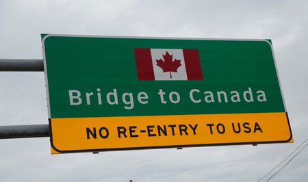 米国とカナダの当局者は１５日、新型コロナウイルス感染拡大に伴い導入した両国間の陸路入国制限の解除方法について話し合う見通しだが、直ちに何らかの対応が取られることはないもよう。ミシガン州デトロイト、カナダ国境付近で２０２０年３月撮影（２０２１年　ロイター／Rebecca Cook）