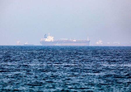 英国とルーマニア、リベリアは３日、国連安全保障理事会に宛てた書簡で、中東オマーン沖で先週起きたタンカー攻撃はイランが１機かそれ以上のドローンを使って行った可能性が「極めて高い」と指摘した。写真は攻撃を受けたタンカー、３日撮影（２０２１年　ロイター／Rula Rouhana）