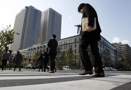 １２月１５日、政府が２２日閣議決定する２０１８年度予算案の全容が判明した。写真は２０１０年１２月、都内の財務省前で撮影（２０１７年　ロイター／Toru Hanai）
