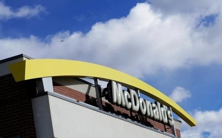 　４月２５日、米マクドナルドが公表した第１・四半期（１─３月）決算は、利益と国内既存店売上高の伸びが予想を上回った。写真は同社店舗の看板。コロラド州で１月撮影（２０１７年　ロイター/Rick Wilking）