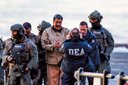 拘束後アメリカに移送されたベネズエラのマドゥロ（中央）（1月5日）　EDUARDO MUNOZ-REUTERS