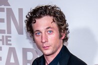 歩きながら裸に...ブリーフ姿が絵になりすぎる新鋭俳優の下着広告　「極上の肉体美」にネット熱狂