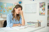 日本の教員は世界一の長時間労働なのに、そのうち授業時間は半分以下