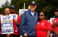 バイデンがUAWストライキのピケ現場視察､大統領として史上初　40％賃上げ要求を支持