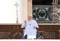 ローマ教皇、退院後初めて公の場に...バチカンの日曜ミサで群衆祝福