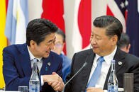 米中対立で試される菅外交のバランス感覚──超大国の狭間で日本が決断を強いられる日
