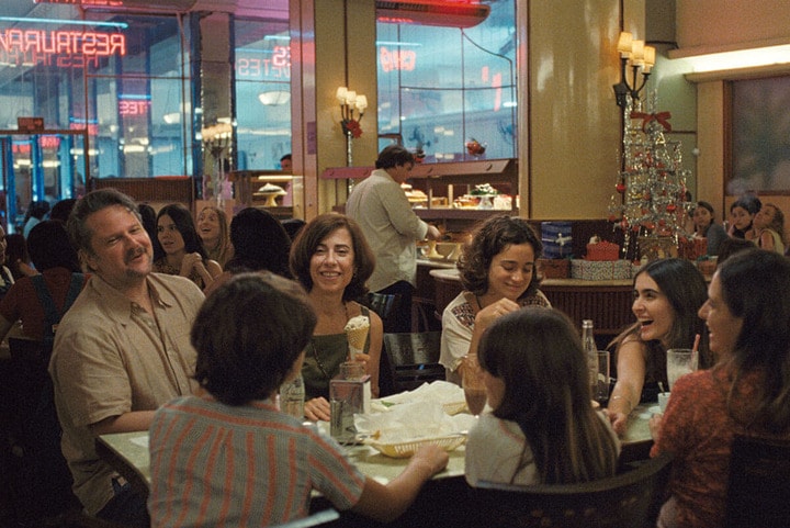 父ルーベンス（一番左）とエウニセ（その右）と子供たち、幸せな日々　©2024 VIDEOFILMES / RT FEATURES / GLOBOPLAY / CONSPIRAÇÃO / MACT PRODUCTIONS / ARTE FRANCE CINÉMA