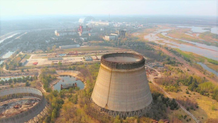 チョルノービリ原子力発電所を見下ろす冷却塔　DeSid-iStock