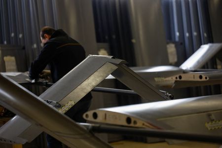 4月2日、ウクライナ国内のファイア・ポイントの製造施設で長距離ドローン制作にあたる従業員。REUTERS/Valentyn Ogirenko