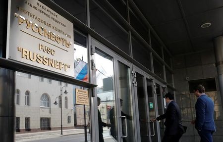 　スイスの資源大手グレンコアは、保有するロシア石油会社ルスネフチの株式を売却し、２０年間に及んだパートナーシップに終止符を打つ。写真はモスクワにあるルスネフチのオフィス前で２０１８年４月撮影（２０２２年　ロイター／Tatyana Makeyeva）