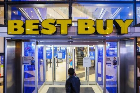 米家電量販大手ベスト・バイは２２日、２０２３年１月期通期決算の既存店売上高が前期より約１０％減り、減少率は従来予想の約１１％より小さくなるとの見通しを示した。２０２１年１１月撮影（２０２２年　ロイター/Andrew Kelly）