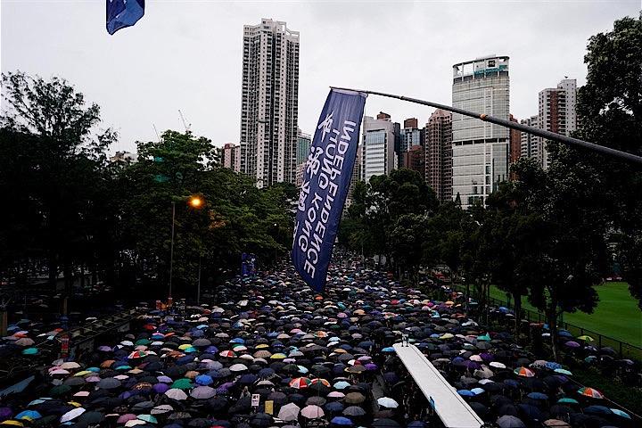 英外務省は、香港の領事館職員が中国本土で拘束されたとの報道に懸念を示し、情報収集を行っていると明らかにした。写真は１８日に香港で撮影（２０１９年　ロイター／Aly Song）