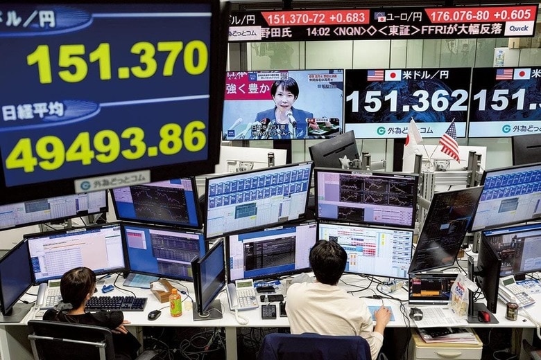 積極財政派とみられる高市の首相就任を株式市場は好感（10月21日）　TORU HANAIｰBLOOMBERG/GETTY IMAGES