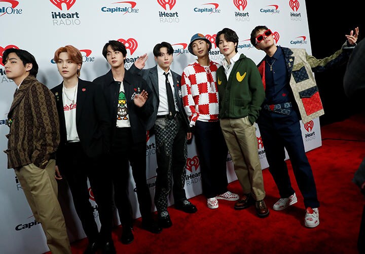 最年長メンバーのジン（左から3人目）は「義務が発生したら、最善を尽くす」と語る（2021年12月3日、米カリフォルニア州）　Mario Anzuoni-REUTERS