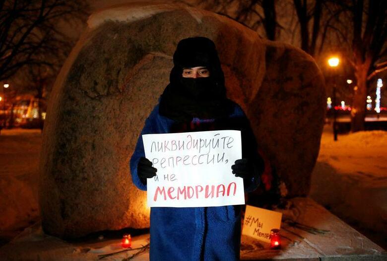 ロシア最高裁は、ロシアの人権団体「メモリアル」の解散を命じた。写真はモスクワでプラカードを掲げる、「メモリアル」の支持者（2021年　ロイター/Anton Vaganov）
