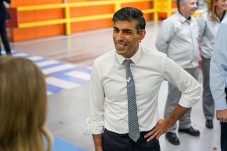 FILE PHOTO: Britain\'s Prime Minister Rishi Sunak speaks to employees as he tours the car manufacturer, Nissan, in Sunderland, Britain, November 24, 2023.  Ian Forsyth/Pool via REUTERS/File Photo