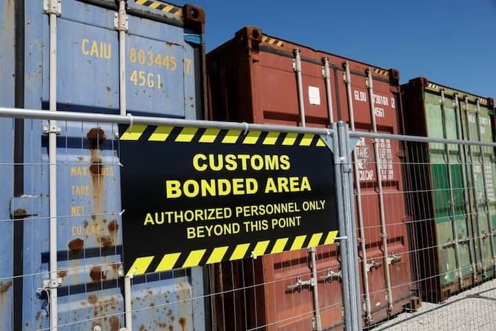 ５月２１日、中国から米国に商品を輸入する企業は、実際に商品を販売するまでトランプ米大統領の関税を支払わずに保管しておけるよう、「保税倉庫」の確保を急いでいる。写真は「保税倉庫」扱いになっているフロリダ州ベニスのコンテナ保管施設で２０日撮影（２０２５年　ロイター/Octavio Jones）