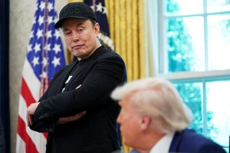 ６月１１日、米実業家イーロン・マスク氏（写真奥）は、トランプ米大統領に関する先週の投稿に一部「行き過ぎ」であったとして後悔していると述べた。写真は５月、ワシントンのホワイトハウスで撮影（２０２５年　ロイター/Nathan Howard）
