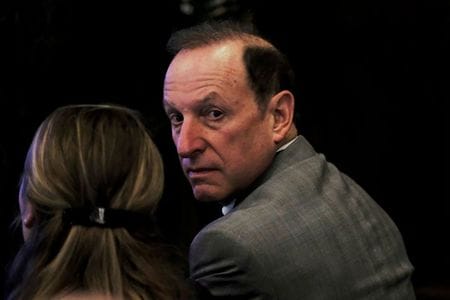 　１２月３日、トランプ米大統領の娘婿、クシュナー上級顧問の弁護士が、脱税で有罪判決を受けた人物の大統領恩赦を巡る汚職に関与した疑惑で米司法省の捜査を受けたことが、米紙ニューヨ－ク・タイムズ（ＮＹＴ）の報道で分かった。写真はクシュナー氏の弁護士アビ・ローウェル氏。ワシントンで２０１７年１２月撮影（２０２０年　ロイター／James Lawler Duggan）