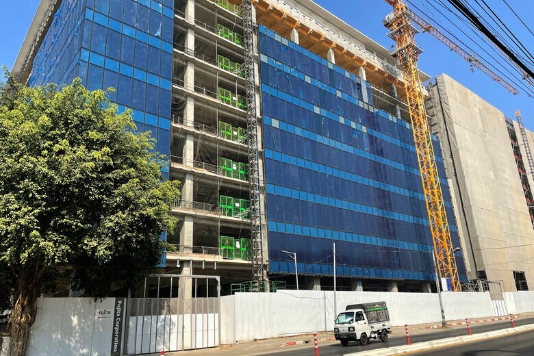 ミャンマーで日本の官民連合が建設している複合施設。その土地の賃料の支払い先は国軍支配下の国防省だった（3月25日、ヤンゴン）　REUTERS