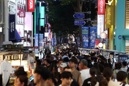 2025年8月、ソウルの明洞地区を歩く人々。   REUTERS/Kim Hong-Ji