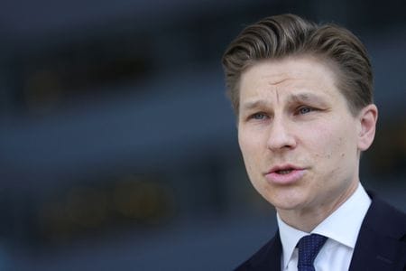 フィンランドのハッカネン国防相は２日、国家安全保障上の理由から、大半のロシア人による不動産購入を禁止する案を発表した。写真はハッカネン国防相。ベルギー・ブリュッセルで６月撮影。（2024年 ロイター/Johanna Geron/File Photo）
