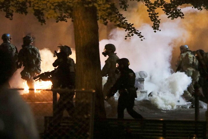 ポートランド市でのデモ参加者と対峙する連邦の職員たち　Caitlin Ochs‐REUTERS