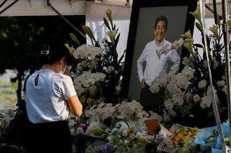 　７月２２日、政府は安倍晋三元首相の国葬を９月２７日に行うことを閣議決定した。写真は１１日、増上寺で撮影（２０２２年　ロイター／Kim Kyung-Hoon）