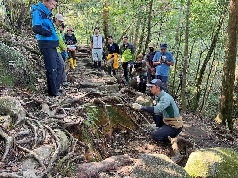 近自然工法を用いた登山道整備について学ぶ講習会の様子