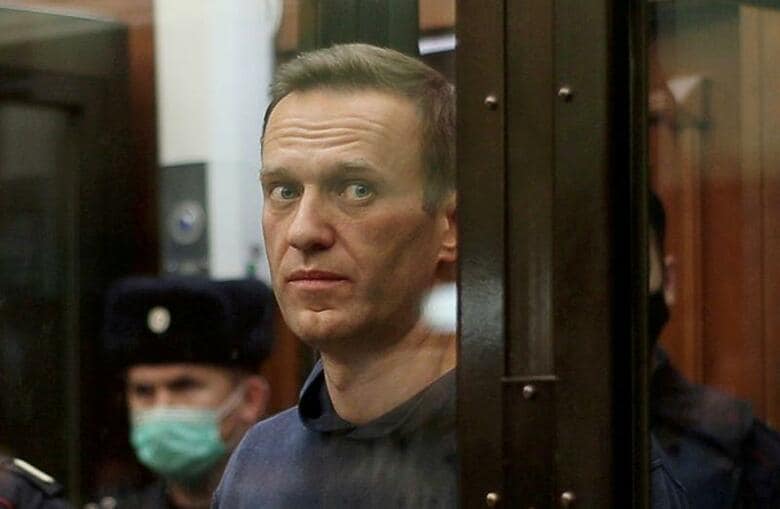 ロシアの当局は、反体制派指導者アレクセイ・ナワリヌイ氏（44、写真）をモスクワ市外の刑務所に収監した。公的委員会が2月28日、明らかにした。執行猶予条件への違反で約2年6月の実刑判決を受けており、服役を開始した。2日、モスクワで撮影。提供写真（2021年　ロイター）