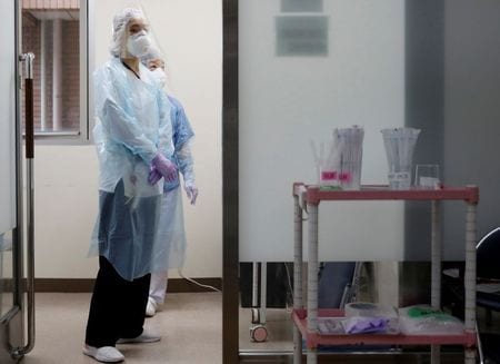 　２月２６日、加藤勝信官房長官は、 現在国会で審議中の新型インフルエンザ等特措法改正案で入院を拒否した感染者への罰則規定が盛り込まれていることについて、悪質事例が発生していることなどが背景だと述べた。神奈川県の病院で昨年６月撮影（２０２１年　ロイター／Kim Kyung）