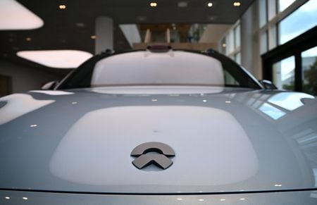 中国の新興電気自動車（ＥＶ）メーカー、蔚来汽車（ＮＩＯ、ニオ）は１１月３日、今月中に従業員を１０％削減する計画を発表した。競争が激化する中、効率改善とコスト圧縮を目指す。写真は同社製「ＥＬ６」、ドイツのショールームで８月撮影（２０２３年　ロイター/Annegret Hilse）
