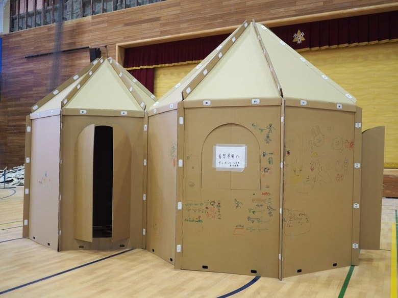 完成した屋内用インスタントハウス。側面には子どもたちの絵が描かれている　写真提供：北川教授