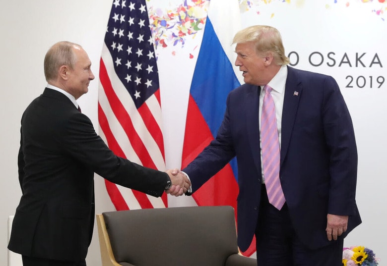 トランプはやはりプーチンと手を握っていたか（2019年6月、G20が開催された大阪で）　Sputnik/Mikhail Klimentyev/Kremlin via REUTERS
